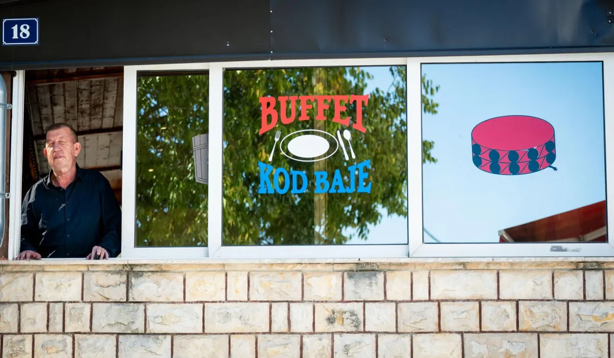 Buffet Kod Baje — vlasnik ispred restorana